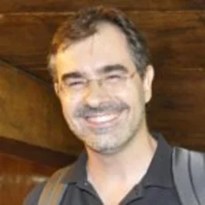 Foto do professor Rodrigo Senra