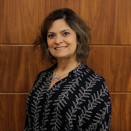 Foto da professora Ana Claudia Pinheiro