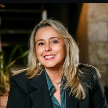 Foto da professora Alessandra Nogueira