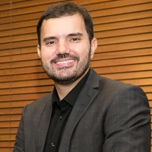 Foto do professor Fábio de Oliveira
